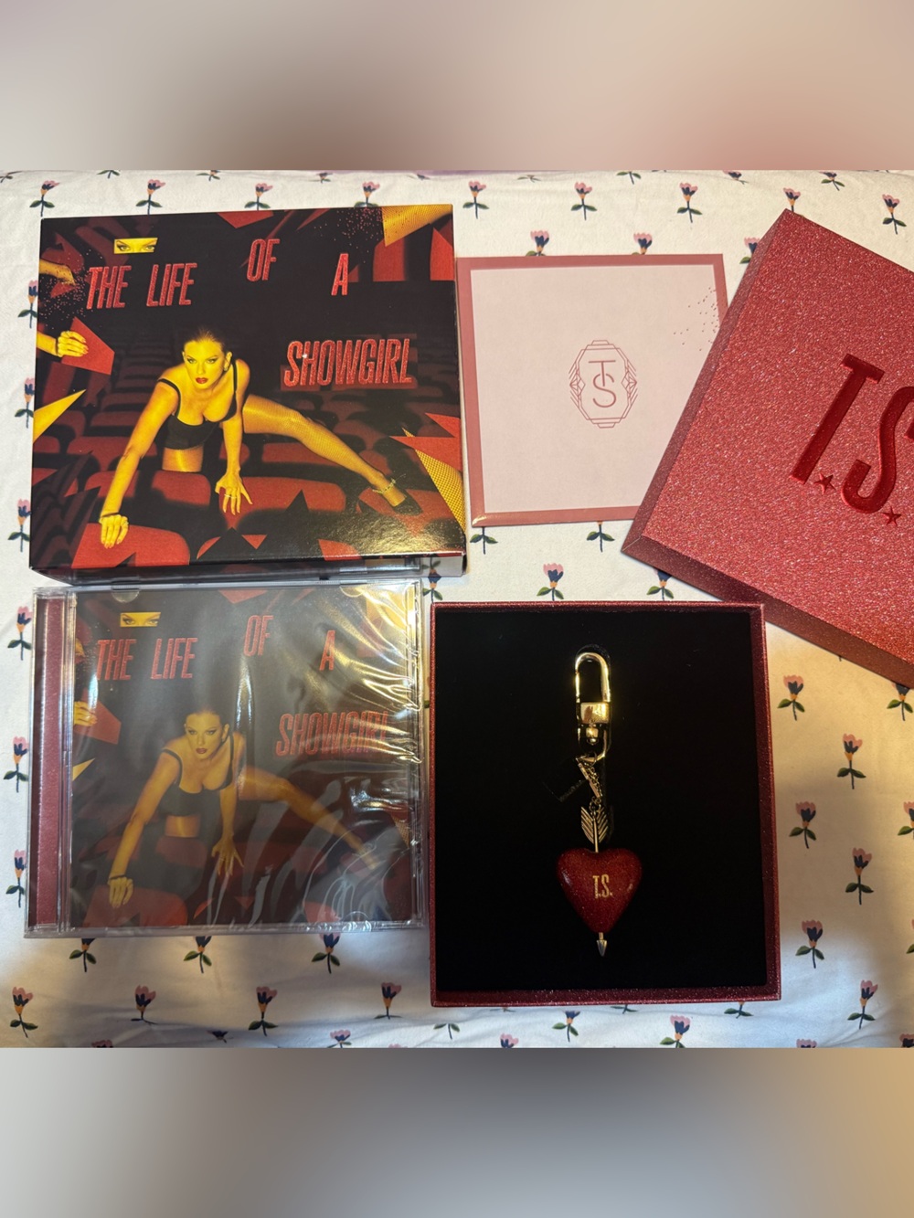 Taylor Swift- Life of a showgirl Deluxe CD with collectible heart keychain